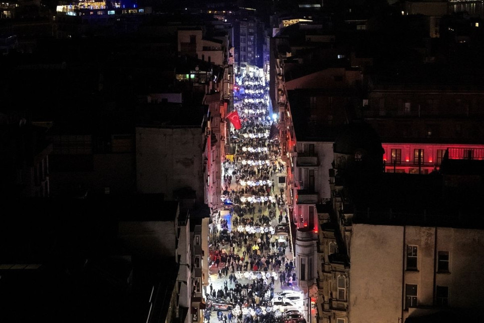 İstanbul'da Taksim Meydanı ve İstiklal Caddesi'nde yılbaşı yoğunluğu