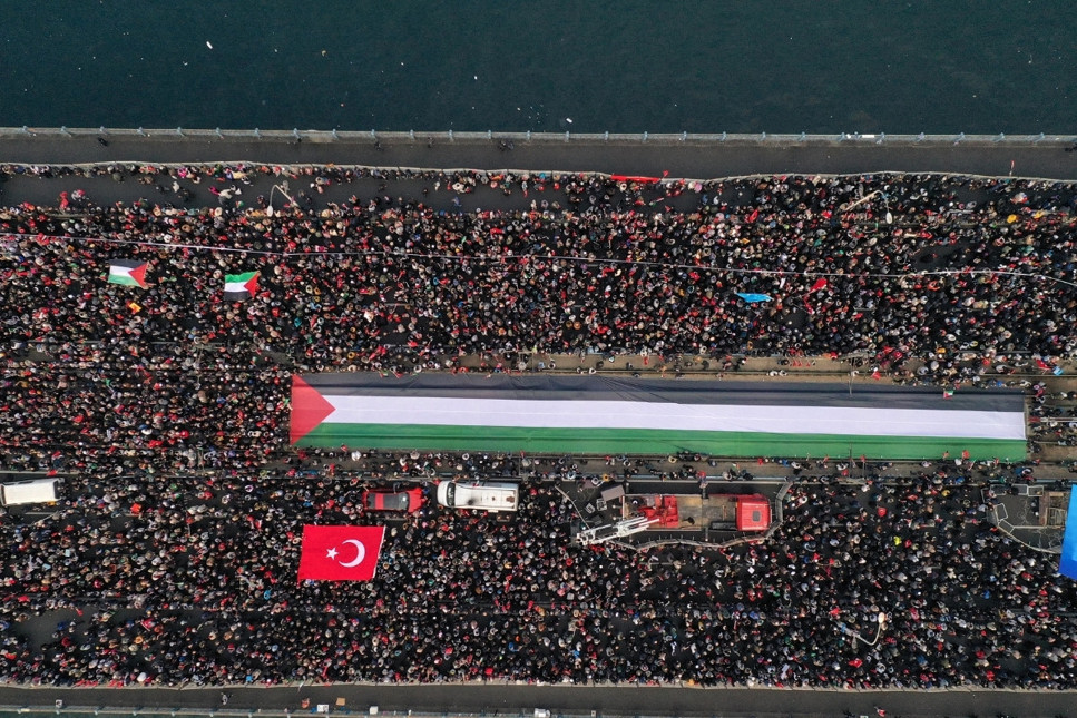 Galata Köprüsü'nde tarihi Gazze mitingi... Binlerce kişi bir araya geldi