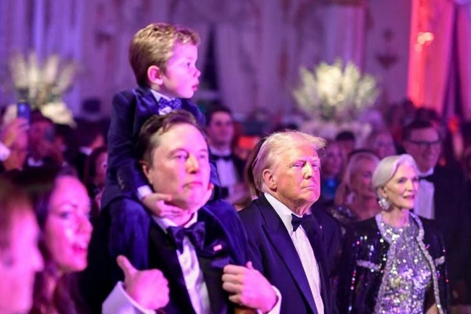 Elon Musk ve oğlu X, Donald Trump ile Mar-a-Lago'daki yılbaşı partisinde eğlendi