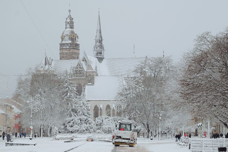 Çelik fabrikasının soğutma kuleleri endüstriyel kar yağışına neden oldu, Kosice şehri kar altında kaldı