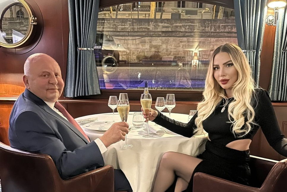 Merve Arkas ve Lucien Arkas çifti yeni yıla Paris'in Sen Nehri'nde girdi