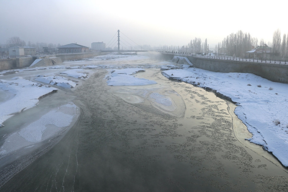 Erzurum ve Ağrı'da nehirler dondu, sarkıtlar oluştu