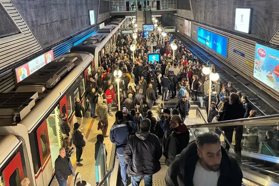 İzmir'de ESHOT çalışanları grev için kontak kapattı, metro arızalandı; vatandaşlar isyan etti