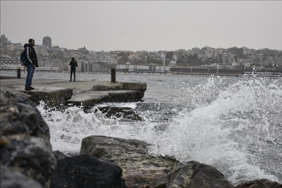 İstanbul Valiliği Marmara Denizi'nde hızı 75 kilometreyi bulması beklenen fırtınayla ilgili vatandaşları uyardı