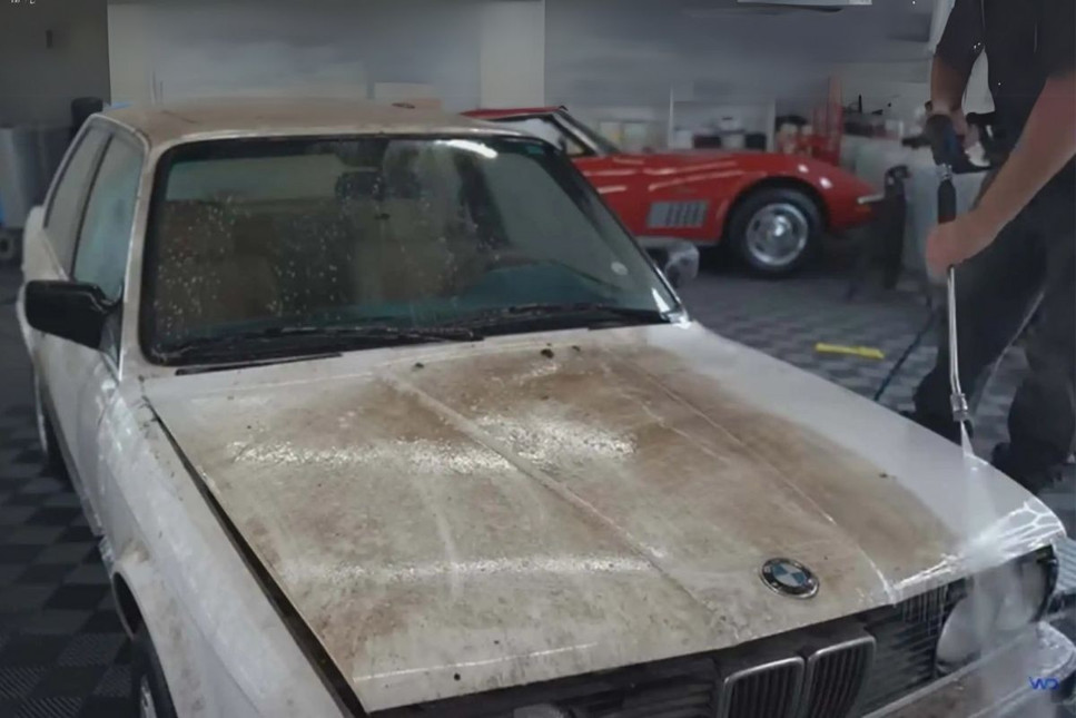 30 yıl ahırda unutulan BMW E30 nihayet yeni sahibi tarafından kurtarıldı 