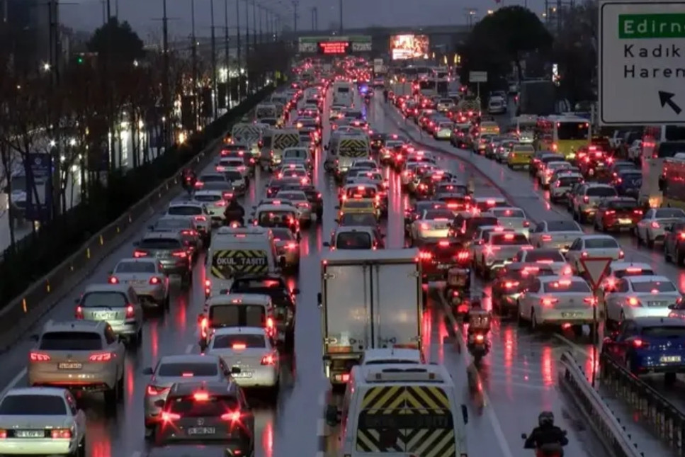 Trafik yoğunluğu yüzde 80'e ulaştı... İstanbullu'nun pazartesiyle imtihanı