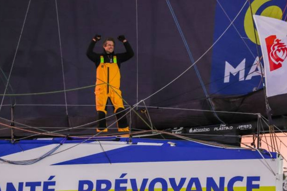 Charlie Dalin, Vendée Globe yarışını rekor kırarak kazandı