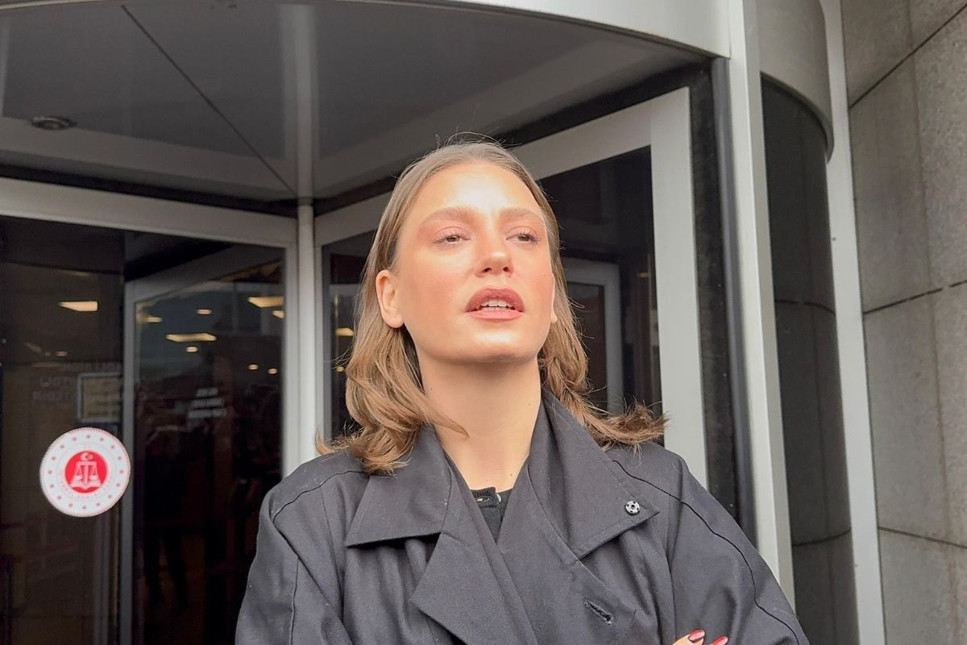 Serenay Sarıkaya, Ayşe Barım hakkındaki soruşturma kapsamında tanık sıfatıyla ifade vermek için adliyeye geldi