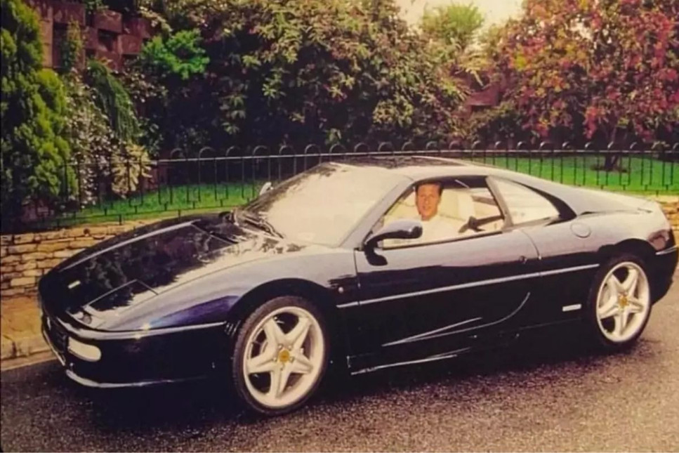 Michael Schumacher'e ait olan 1996 model Ferrari F355 GTS açık artırmayla satışa çıkartılıyor