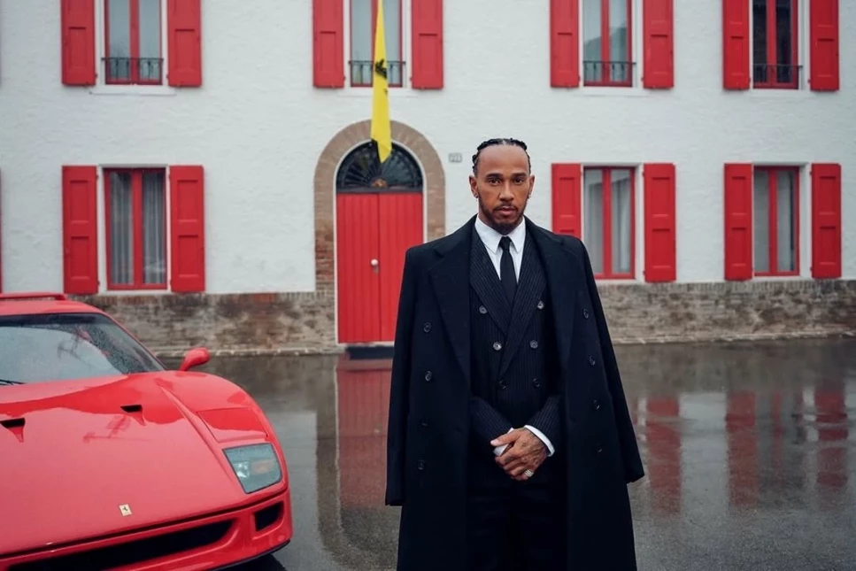 Sir Lewis Hamilton'dan Ferrari fabrikası önünde fotoğraf: Ferrari pilotu olarak ilk günüm