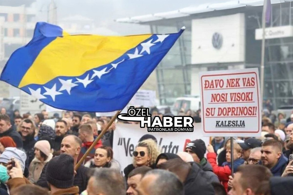 Bosna Hersek'in başkenti Saraybosna'da patronlar, hükümet binası önünde asgari ücrete yüzde 66'lık zam kararını protesto etti