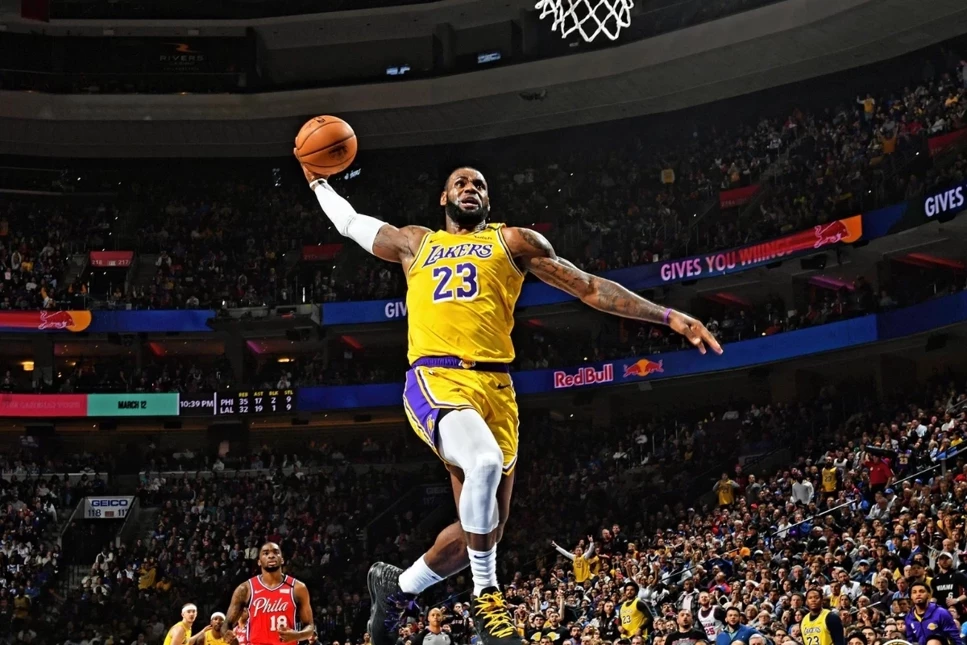 LeBron James triple-double ile bir kez daha tarihe geçti