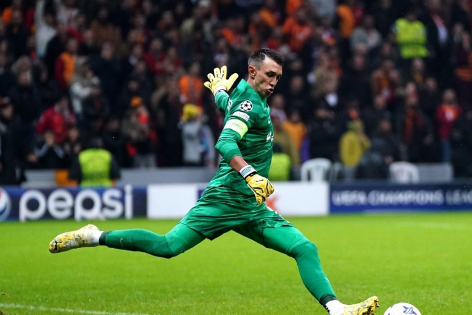 Galatasaray- Dinamo Kiev maçında sosyal medya ikiye bölündü: Galatasaray'da sorun Muslera mı savunma mı?