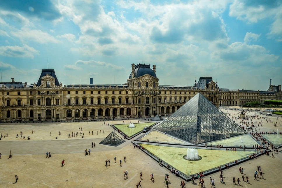 Paris'in ünlü Louvre Müzesi hasarlar nedeniyle zor durumda