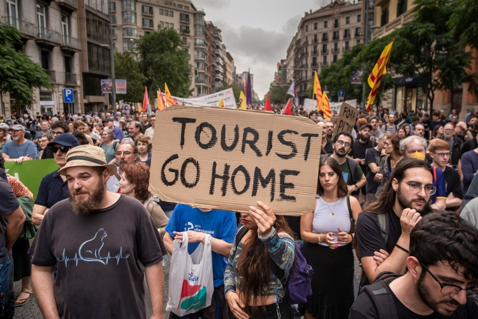 İspanya ve Portekiz halkı turistlerden şikayetçi olurken Referandum çağrısında bulundu