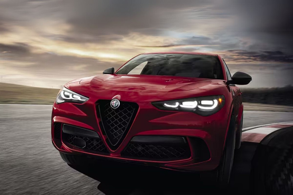 Alfa Romeo planını değiştirdi, benzinli motorlar devam edecek 