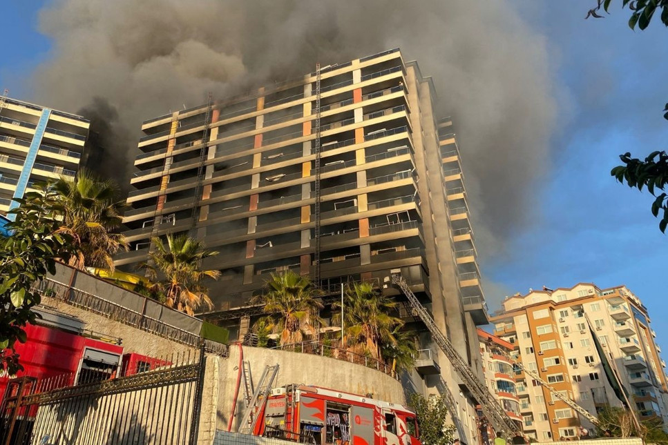 Antalya'da 9 katlı otel inşaatında yangın çıktı