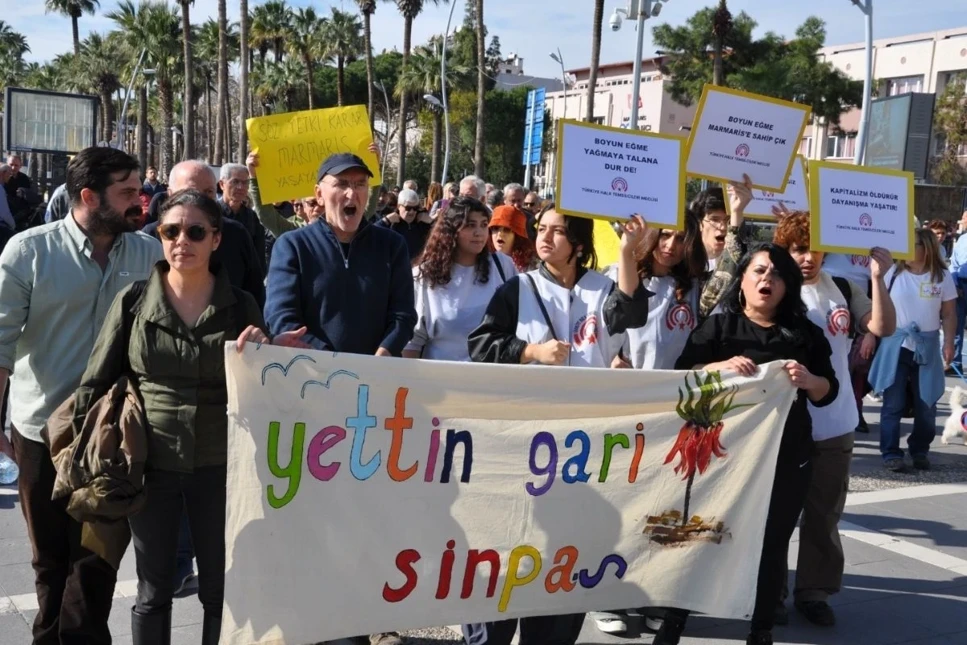 Muğla'nın Marmaris ilçesinde vatandaşlar Sinpaş'ın yapı ve iskan ruhsatı iptal edilmesine rağmen çalışmaların sürdüğü 58 yapıyı protesto etti