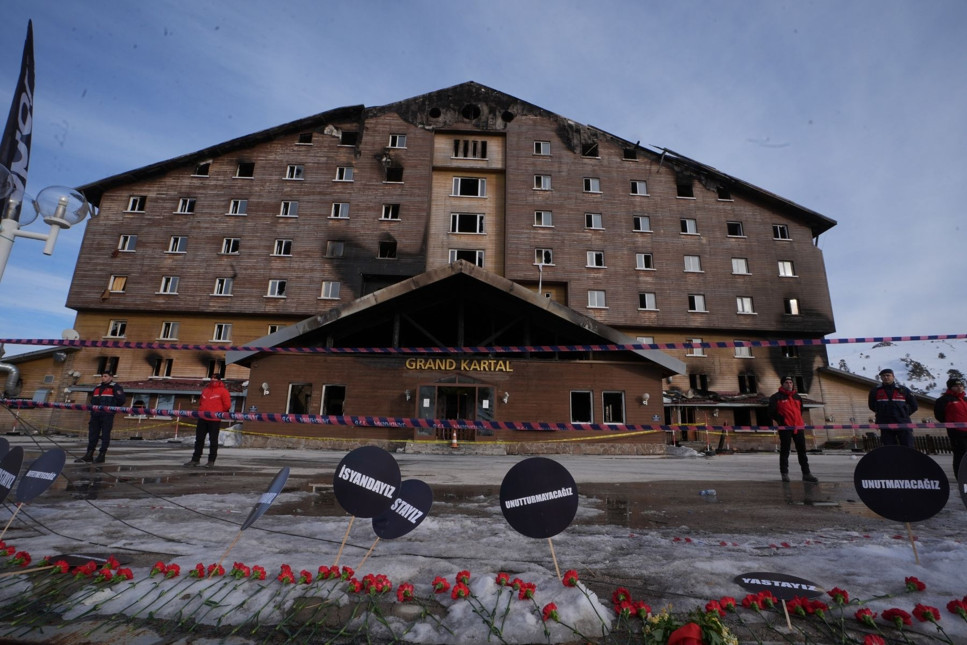 Kartalkaya'daki otel yangınında hayatını kaybedenler anıldı, otelin bahçe duvarının üzerine kırmızı karanfiller bırakıldı