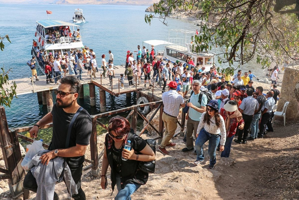 Van'a geçen yıl 719 bin İranlı turist geldi; 350 milyon dolar harcadı