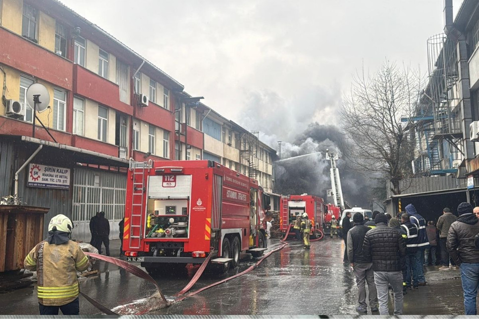 İstanbul Başakşehir'deki bir kauçuk fabrikasında yangın çıktı