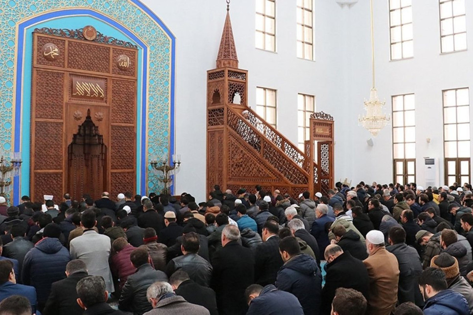 Diyanet'ten yalan haber hutbesi: Yalan haberlerle insanları galeyana getirme apaçık bir nifak, büyük bir günahtır