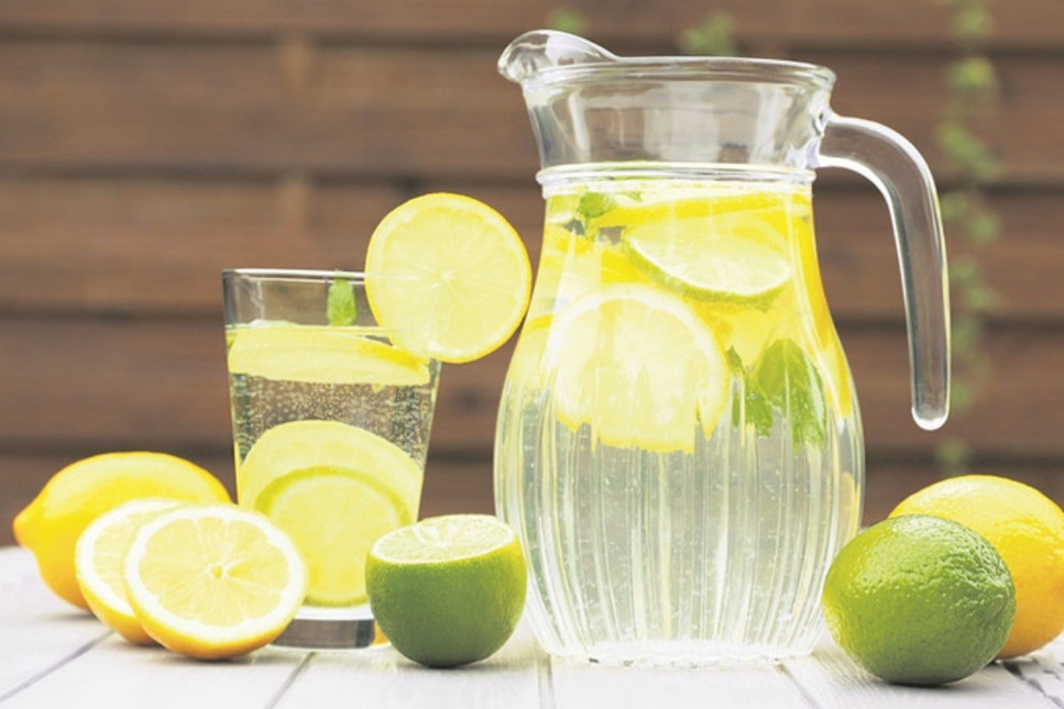 Sabahları ılık limonlu su içmenin sağlığa birçok faydası olduğu düşünülüyor ancak bu iddiaların bilimsel bir dayanağı var mı bilinmiyor