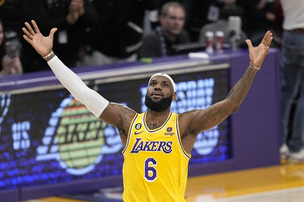 Los Angeles Lakers'da forma giyen LeBron James 42 sayı ile tarihe geçti