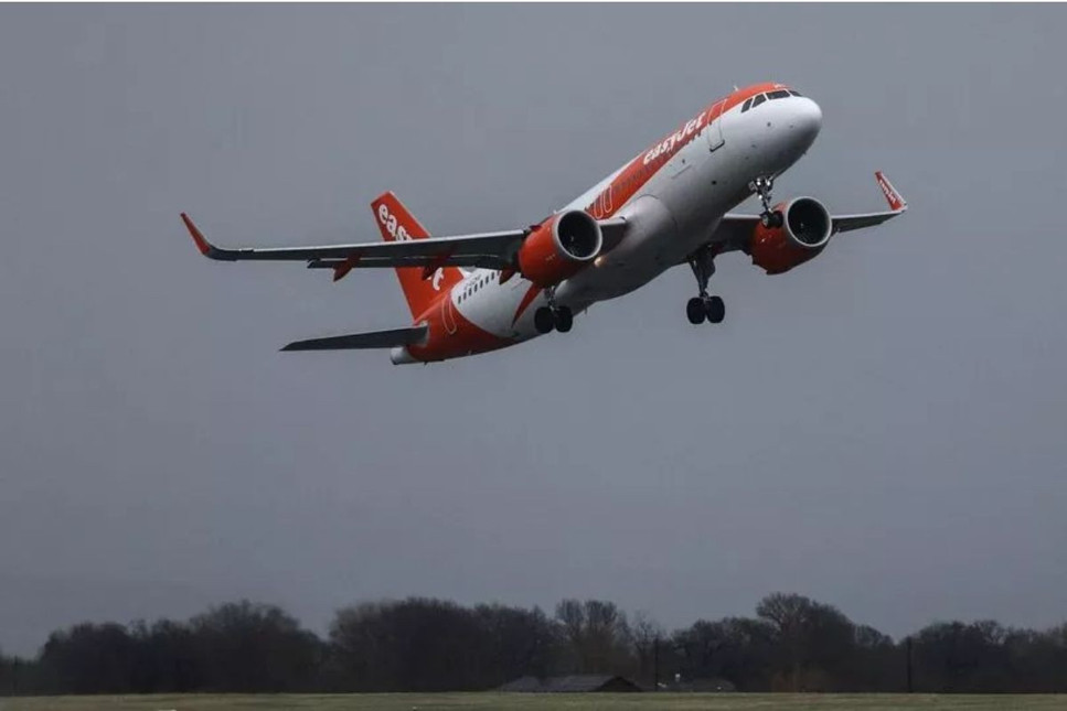 EasyJet pilotu havada bayıldı, uçak acil iniş yaptı: Manchester'a giden uçak Yunanistan'a inmek zorunda kaldı