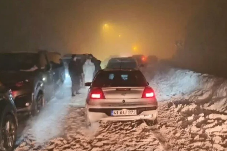 Kartepe'de yüzlerce araç mahsur kaldı