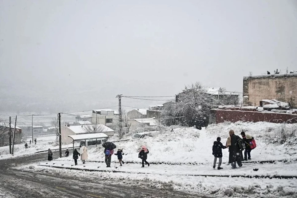 İstanbul’da kar yağışı etkisini artırdı: Okullar çarşamba günü için tatil edildi