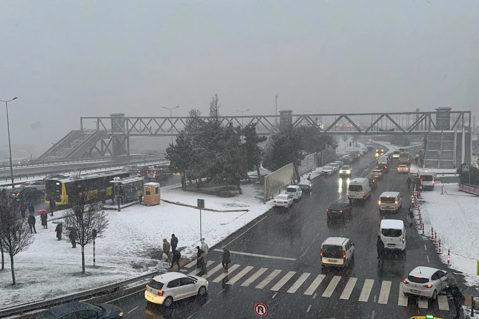 Kar İstanbul'da hayatı felç etti, bazı ilçelerde okullar tatil oldu