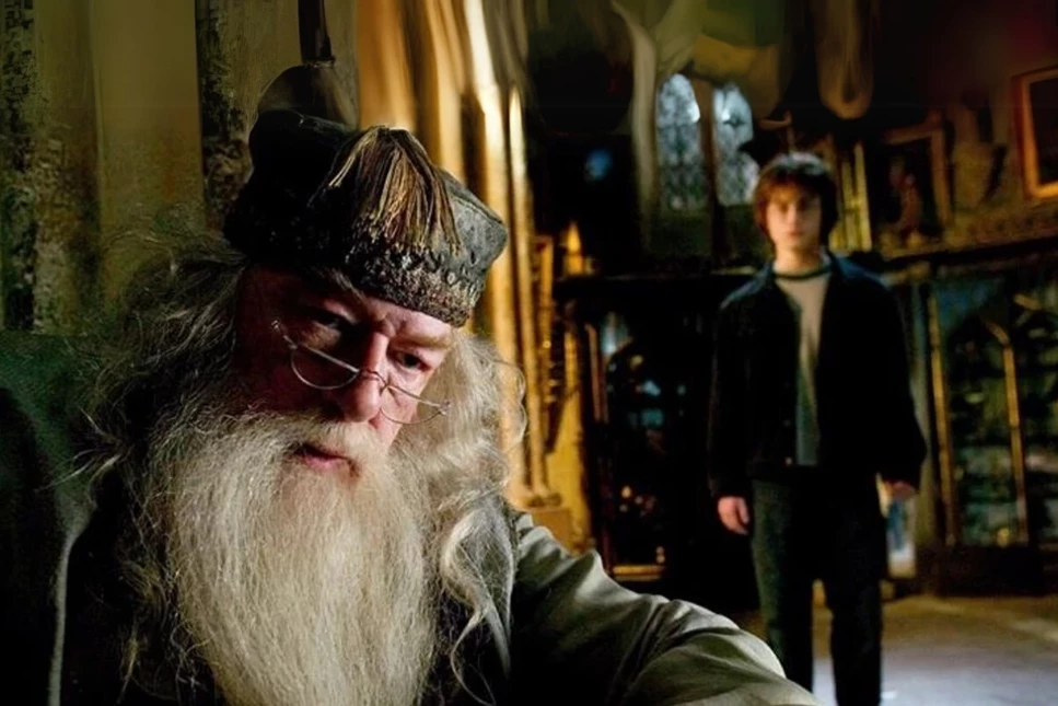 Harry Potter dizisinde, Dumbledore karakterini canlandırması için Emmy ödüllü aktör John Lithgow ile anlaşma aşamasında olunduğu bildirildi