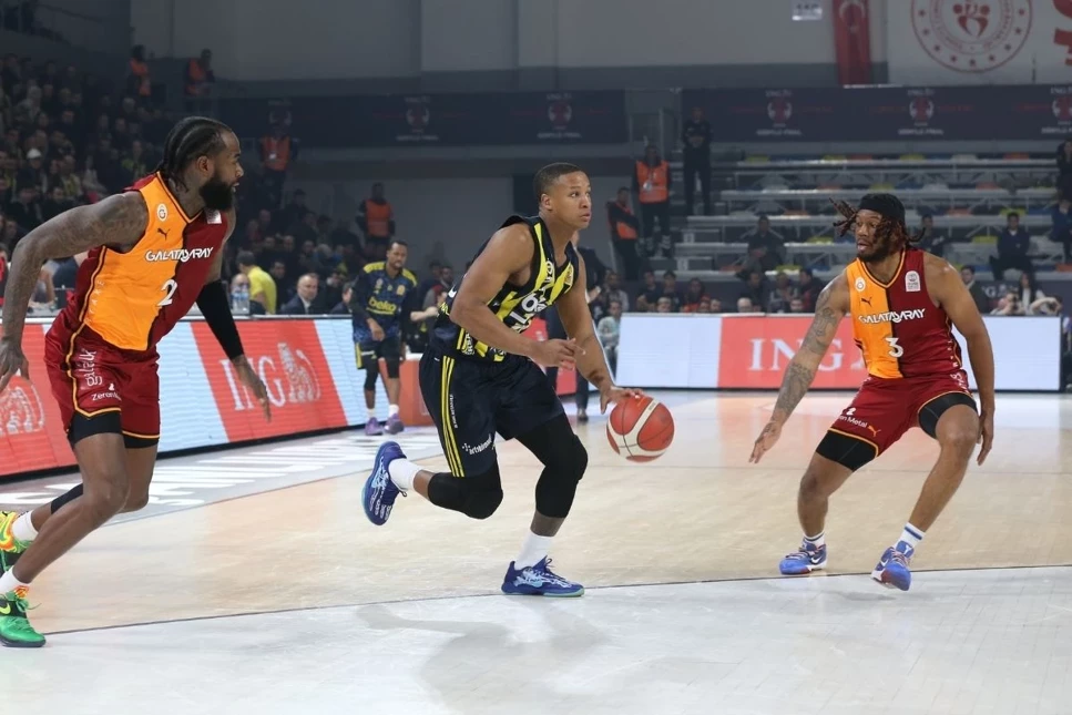 Olaylı derbide kazanan, Galatasaray'ı 89-74 yenen Fenerbahçe Beko oldu