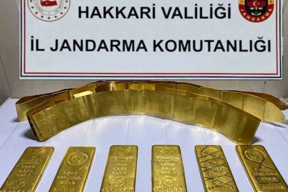 Hakkari'de bir araçta arama yapan jandarma, vites kutusuna gizlenmiş halde 8 kilogram külçe altın ele geçirdi