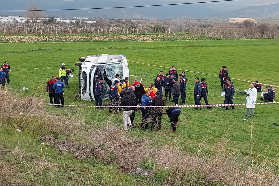 Halter şampiyonasına giden öğrencileri taşıyan servis midibüsü devrildi