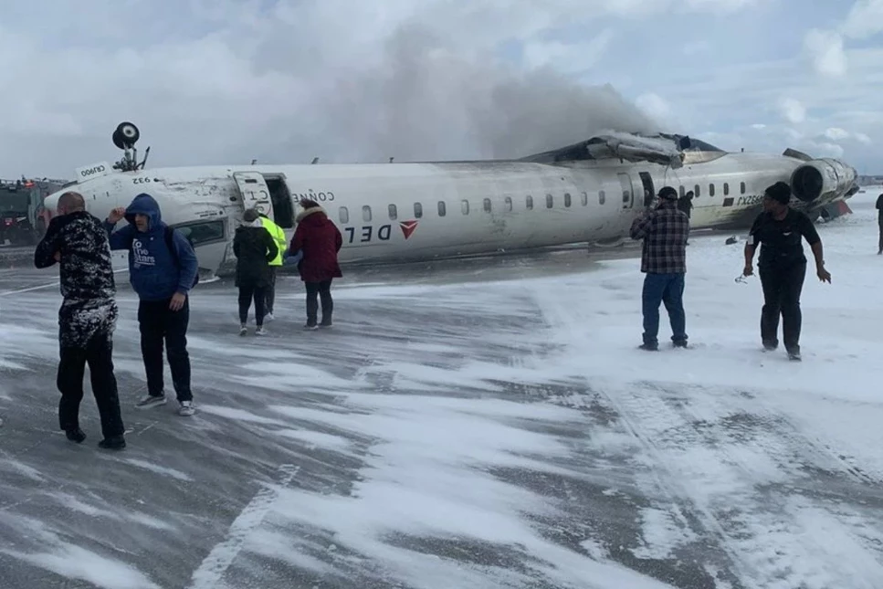 Kanada'da mucize kurtuluş, Delta Havayollarına ait uçak iniş sırasında ters döndü 