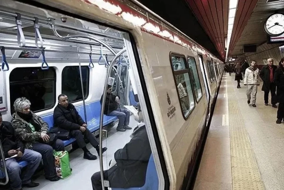 Kar yağışının etkili olduğu İstanbul'da metro ve tramvay seferleri uzatıldı