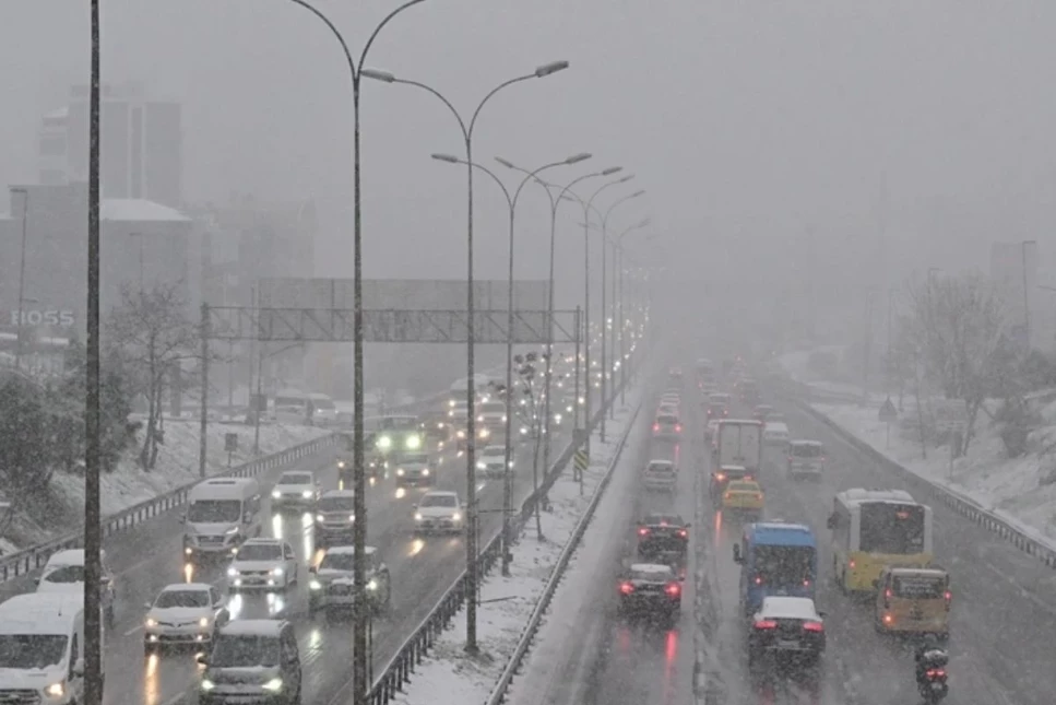 İstanbul'da kar yağışı nedeniyle trafik yoğunluğu yüzde 83'e çıktı