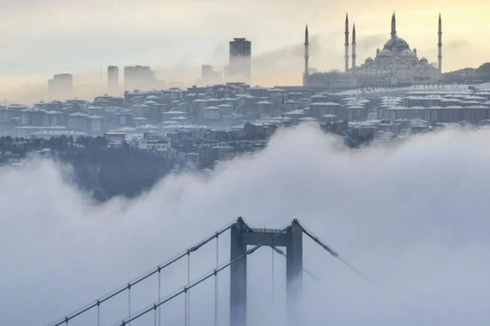 İstanbul Boğazı gemi trafiği, kısıtlı görüş nedeniyle çift yönde ve geçici olarak askıya alındı