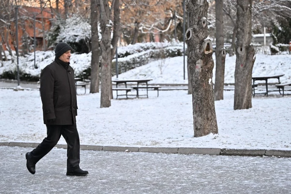 Ankara’da kar yağışı ve buzlanma trafiği aksattı, günlük hayatı olumsuz etkiledi