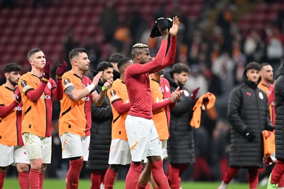 Galatasaray, evinde ağırladığı AZ Alkmaar'la 2-2 berabere kalarak Avrupa kupasına veda etti