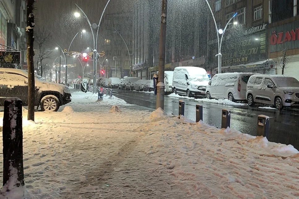 İstanbul'da kar yağışı aralıklarla sürerken, bazı ilçelerde buzlanma meydana geldi