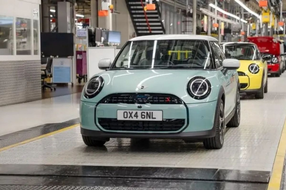 BMW, elektrikli Mini'nin üretimini 'belirsizlik' nedeniyle süresiz olarak erteledi