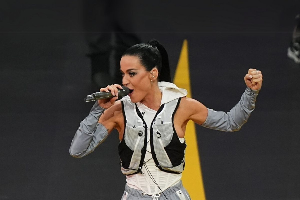 ABD'li şarkıcı Katy Perry uzay yolcusu