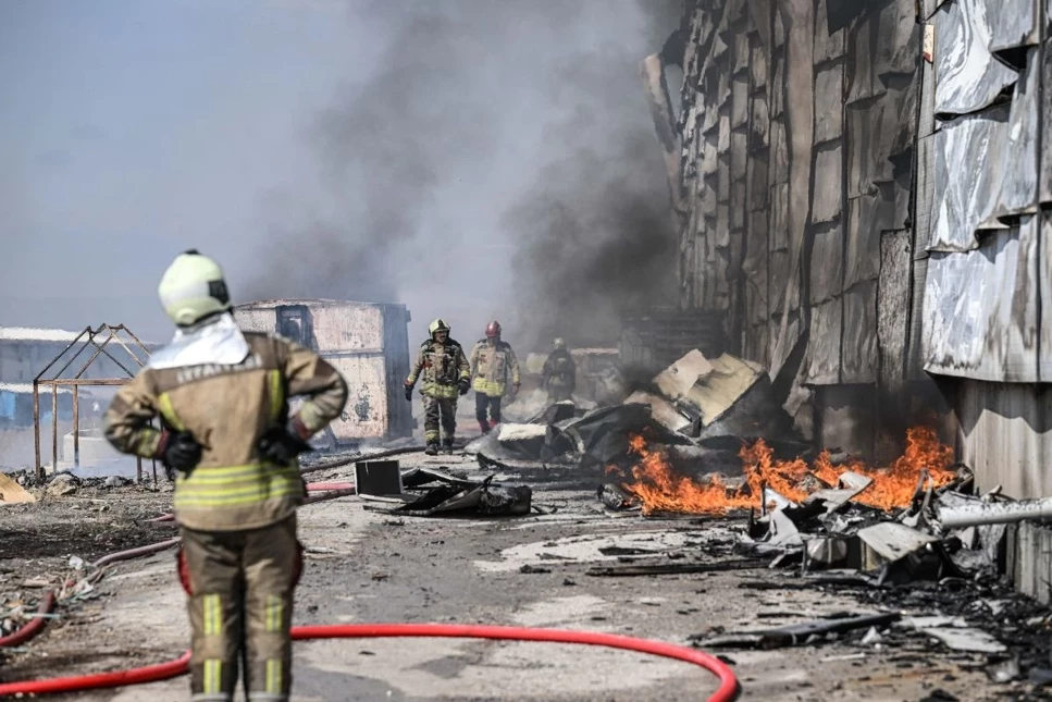 Ankara'da bir yatak fabrikasında yangın çıktı, ekipler müdahale ediyor