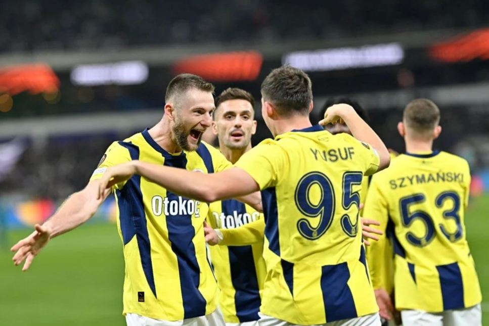 Fenerbahçe, Antalyaspor'u 3-0 mağlup etti, Galatasaray ile puan farkını 4'e düşürdü