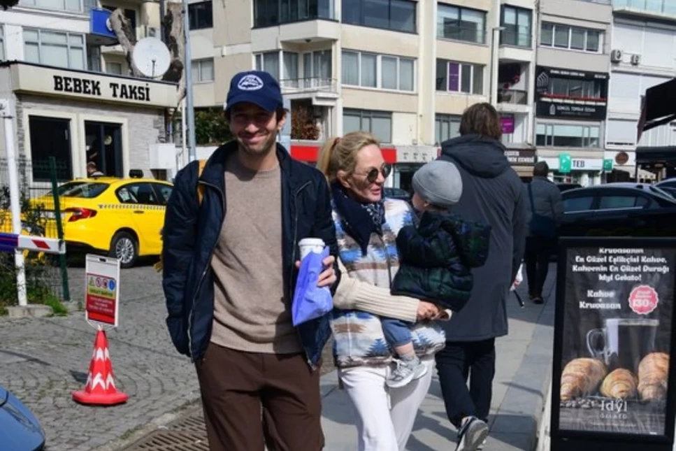 Bettina Machler torunuyla parkta eğlendi