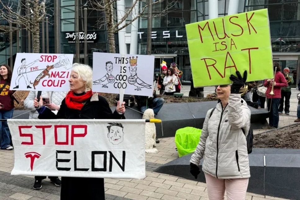 Tesla bayisi önünde Elon Musk'a karşı protesto: 9 kişi gözaltına alındı