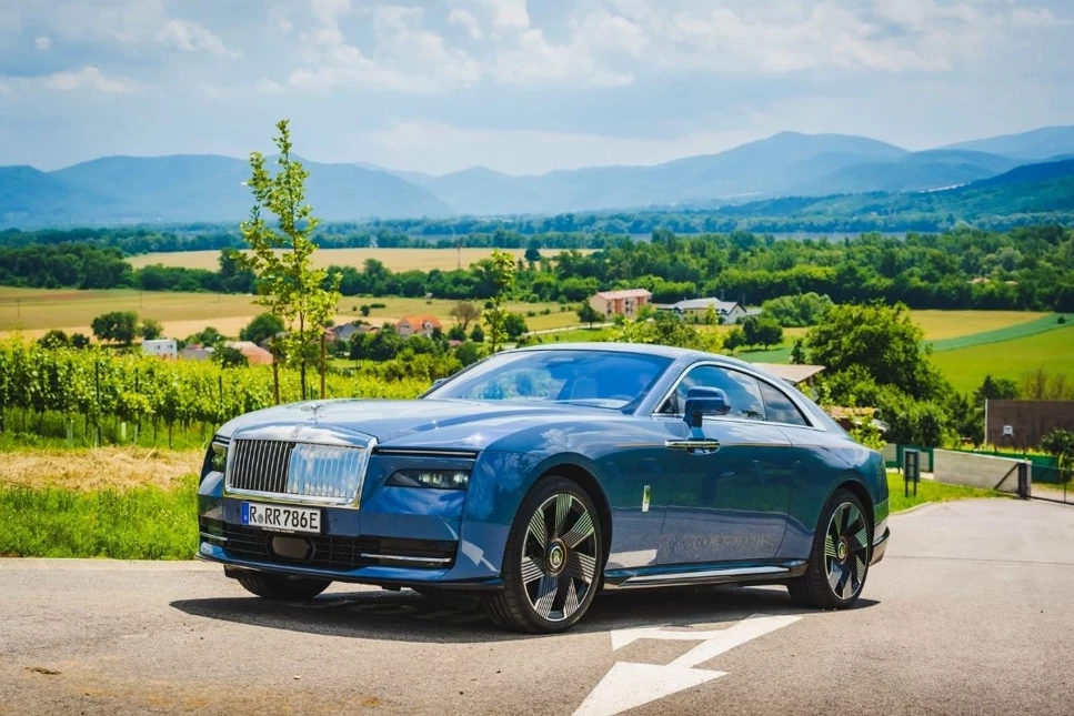 Dünyanın en pahalı elektrikli otomobili Rolls-Royce Spectre, ÖTV muafiyeti nedeniyle Türkiye’de büyük ilgi gördü, onlarca alıcı sırada